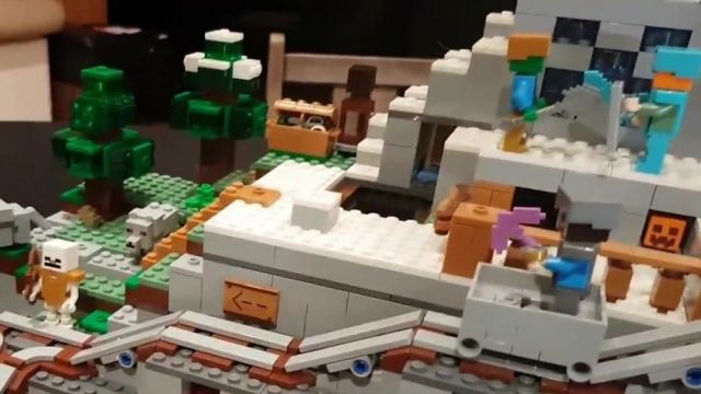 La Mine Minecraft de Lego dans la vidéo YouTube La Mine Minecraft de Lego (présentation du Calendrier de l'Avent) de LinksTheSun