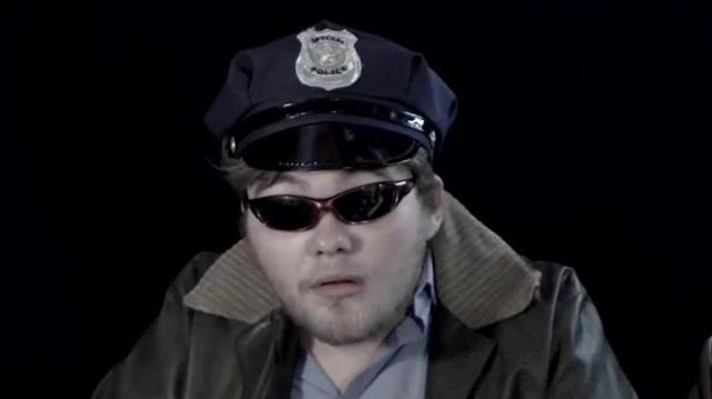La casquette Police Americaine Bleue dans la vidéo YouTube Interview des personnages - leur parcours (2017) de LinksTheSun