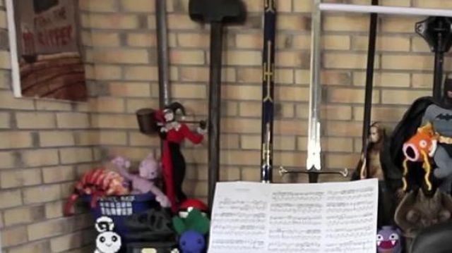 The replica of the sword of Link of Zelda of LinksTheSun in his YouTube video Is that you love me - Maître Gims (critique)