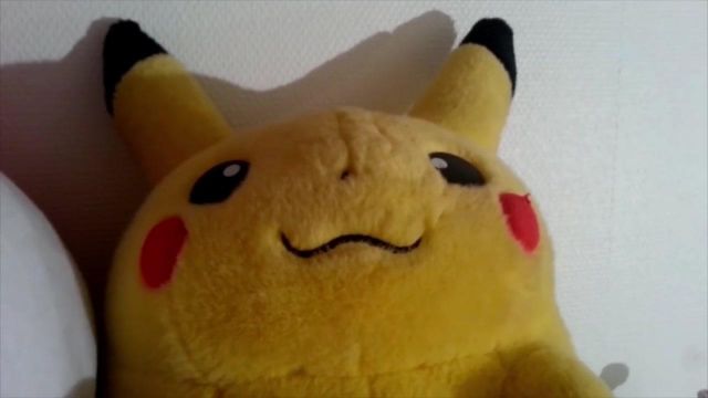 La peluche Pikachu dans la vidéo YouTube Point Culture : Les théories de fan au cinéma (2ème partie) de LinksTheSun