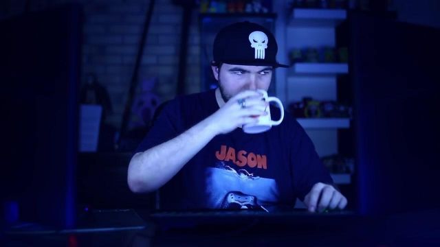 La t-shirt Jason Jaws de LinksTheSun dans la vidéo YouTube Non mais t'as vu ce que t'écoutes - Jul (2017)