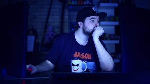 Le mug Batman - Joker Face dans la vidéo YouTube Non mais t'as vu ce que t'écoutes - Jul (2017) de LinksTheSun
