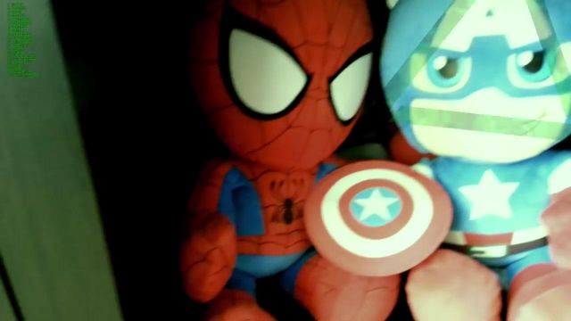 La peluche Spiderman de LinksTheSun vue dans la vidéo YouTube "Point Culture : Les théories de fan au cinéma"