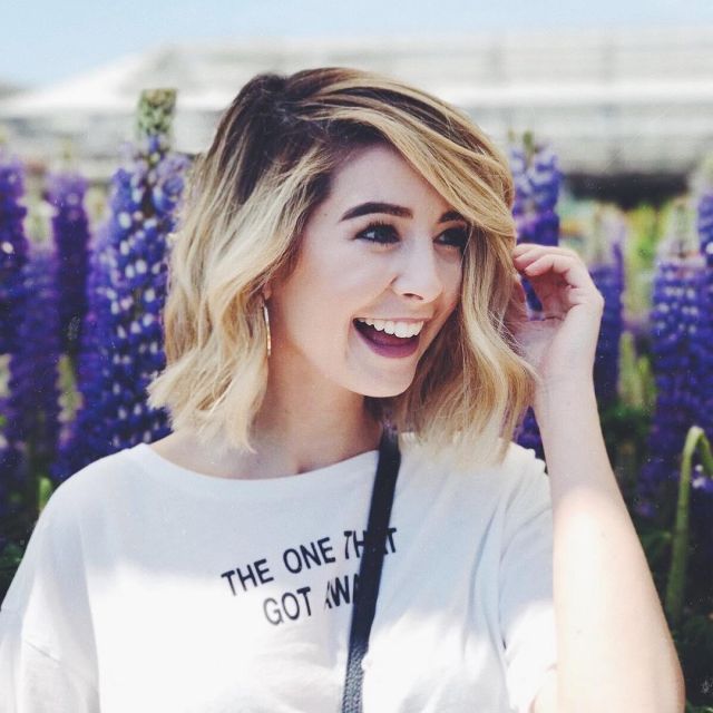 The white t-shirt slogan of Zoella (Zoe Suggested) on his account Instagram