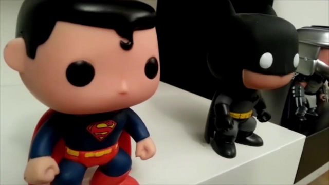 Figurine Pop! Superman DC Comics dans la video de LinksTheSun "Point Culture : Les théories de fan au cinéma"
