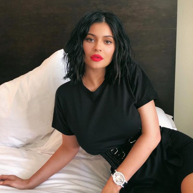 The t-shirt oversized black, worn by Kylie Jenner on his post instagram