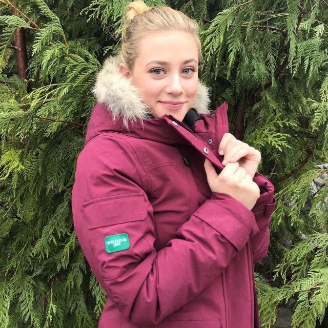 The coat bordeaux with hood fur Lili Reinhart on his account Instagram