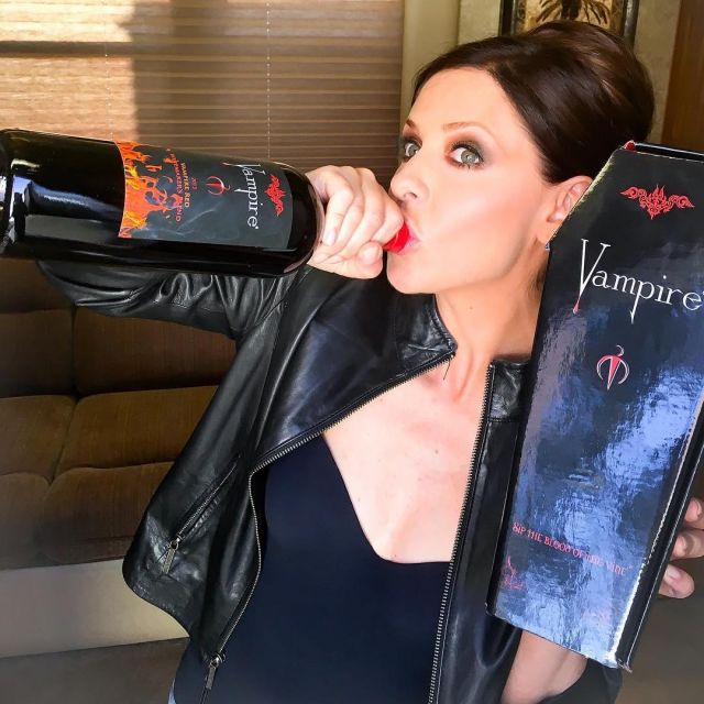 The bottle of wine Vampire that held Sarah Michelle Gellar on his account instagram