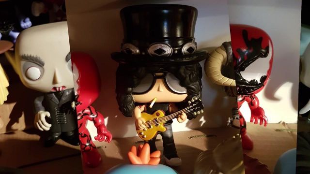The figurine Funko Pop! Slash of Guns N' Roses LinksTheSun in the video The Point - March 2018