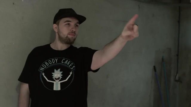 Le T-Shirt Rick and Morty "Nobody Cares" de LinksTheSun dans sa vidéo Chansons françaises : le moment où ça a merdé