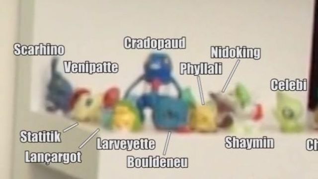 Figurine Pokemon Scarhino (Bandai) de Linksthesun vue dans la vidéo Non mais t'as vu ce que t'écoutes 09 - Bêtisier
