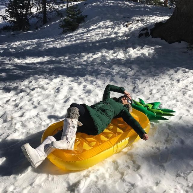 The buoy giant inflatable pineapple-shaped as can be seen on the account instagram of Sarah Michelle Gellar
