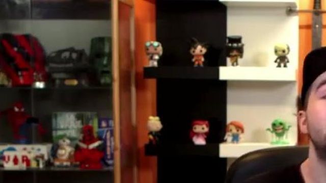 The figurine Funko Pop Dr. Emmet Brown LinksTheSun in his youtube video "French Songs : the moment where it has screwed up"