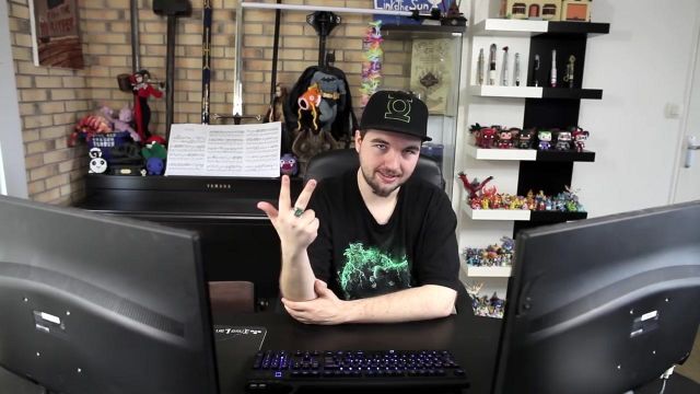 The figurine Funko Pop Spiderman Linksthesun in his video "Is it that you love me - Maître Gims"