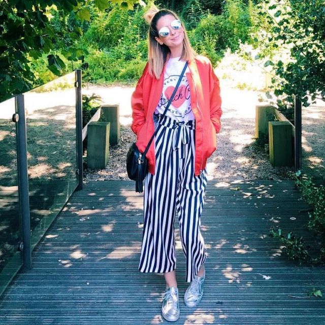 The bomber jacket red satin Zoella (Zoe Suggested) on his account Instagram