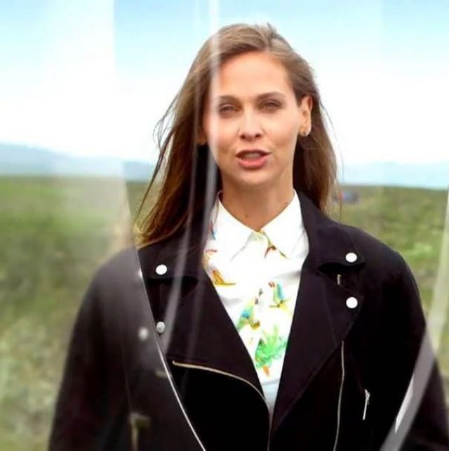 Camisa estampada de loro de Ophélie Meunier en Instagram