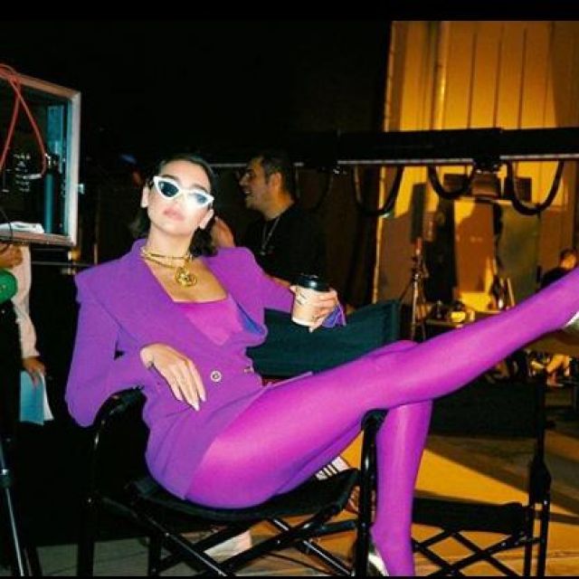 The Blazer in purple silk of Dua Lipa on Instagram