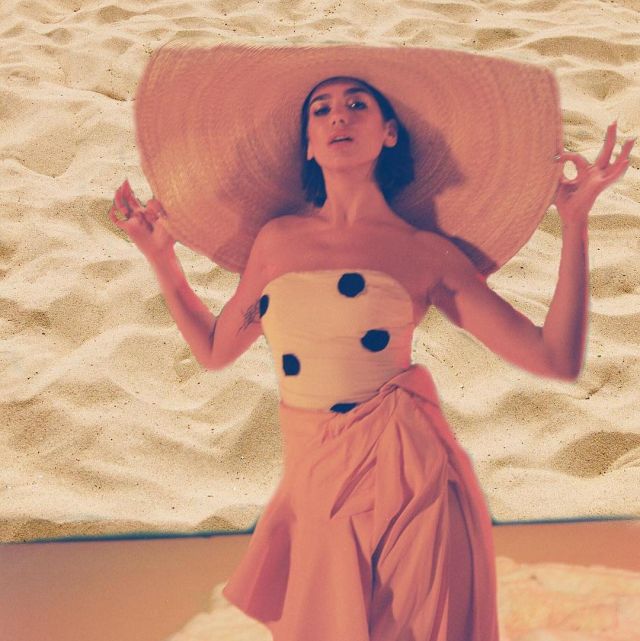 The Skirt Detail Ruffled of Dua Lipa for a photo in Instagram