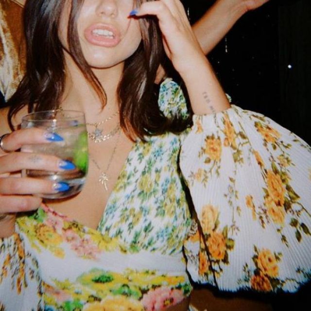 The necklace in vermeil Palm of Dua Lipa on a photo on his account instagram