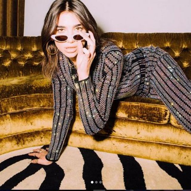 Pantalones a rayas Gucci de Dua Lipa en su cuenta de Instagram