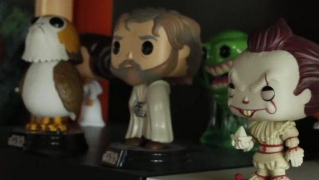 The figurine Funko Pop Luke Skywalker (Star Wars The Force Awakens), as seen in the video youtube "Avengers lounge" LinksTheSun