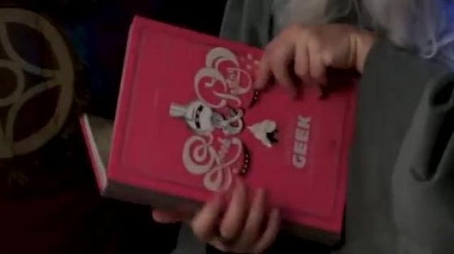 Le livre de recettes Geek and pas­try de Gas­tro­no­geek vu dans la vidéo "On cuisine des Lembas elfiques !" de LinksTheSun