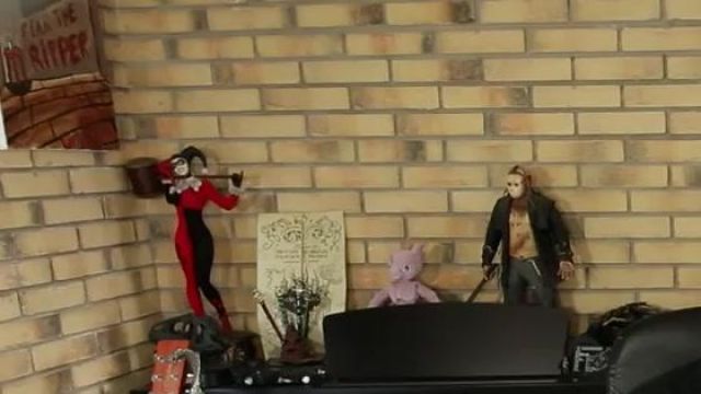 The figurine Harley Quinn DC Comics LinksTheSun view in the video "Still Standing - Renaud"