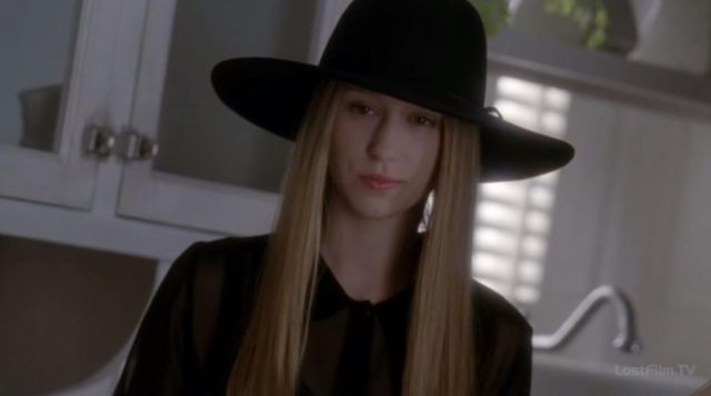 El sombrero de Zoe Benson (Taissa Farmiga) en la temporada 3 de American Horror Story