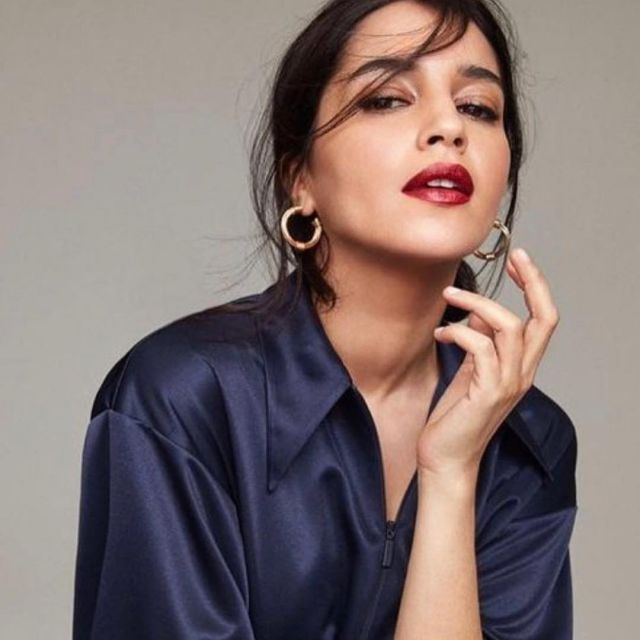 La chemise bleu zippée de Leïla Bekhti sur le shooting de l'Oréal Paris