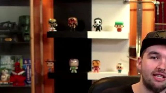 La figurine Funko Pop de Kyle (South Park) dans la video "Chansons françaises : le moment où ça a merdé" de Linksthesun