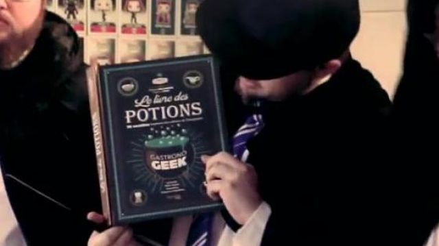 The book of potions Gastronogeek in the YouTube video "kitchen of the Bièraubeurre of Harry Potter" LinksTheSun