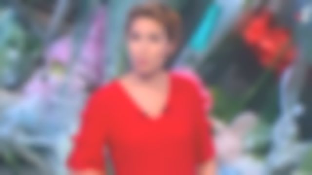 The red dress V-neck with knots on the sleeves Mare-Sophie Lacarrau in The 13H de France 2, 30/05/2018