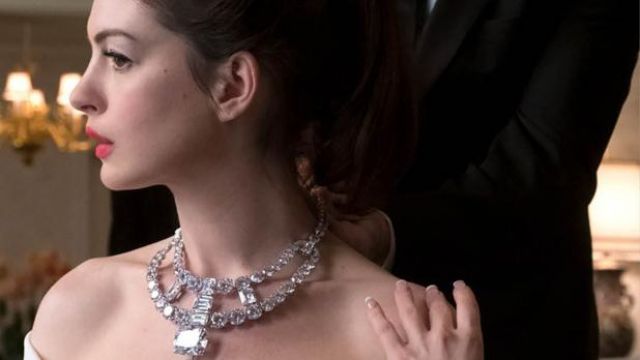 The diamant Cartier neckless worn by Daphne Kluger (Anne Hathaway) in Ocean's 8