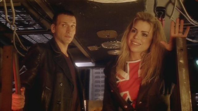 Le t-shirt Union Jack de Rose Tyler (Billie Piper) dans Doctor Who S01E09