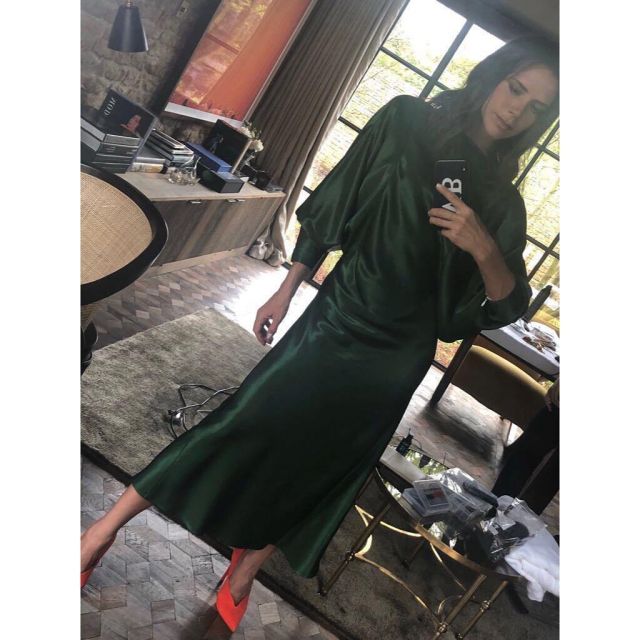 The green dress at the shoulders puffed Victoria Beckham on instagram