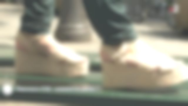 Les sandales compensées beiges conseillées dans C'est au programme du 04/06/2018
