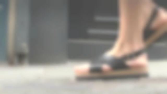 Les Sandales en cuir noir conseillées dans C'est au programme du 04/06/2018
