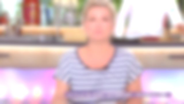 Le top à rayures de Anne-Elisabeth Lemoine dans C à vous du 06/06/2018