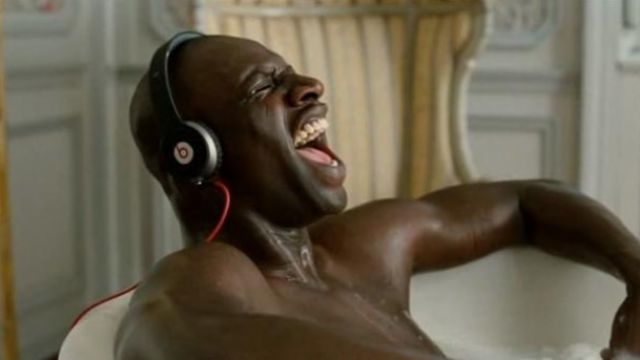 Headphones black Beats by Dr Dre worn by Omar Sy in Intouchables