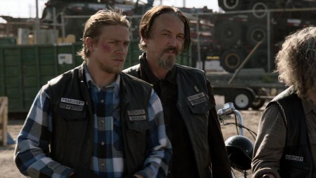 The leather jacket without sleeve of Jax Teller (Charlie Hunman) in Sons of Anarchy S05E01