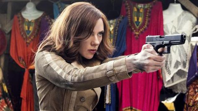 The jacket in suede Black Widow (Scarlett Johansson) in Captain America : Civil War