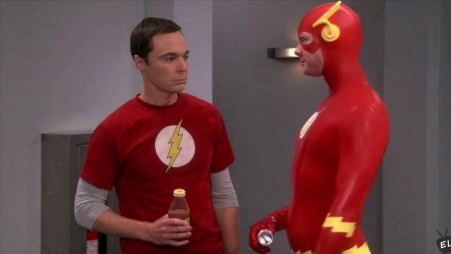 The red t-shirt "The Flash" Sheldon Cooper (Jim Parsons) in The Big Bang Theory S10E03