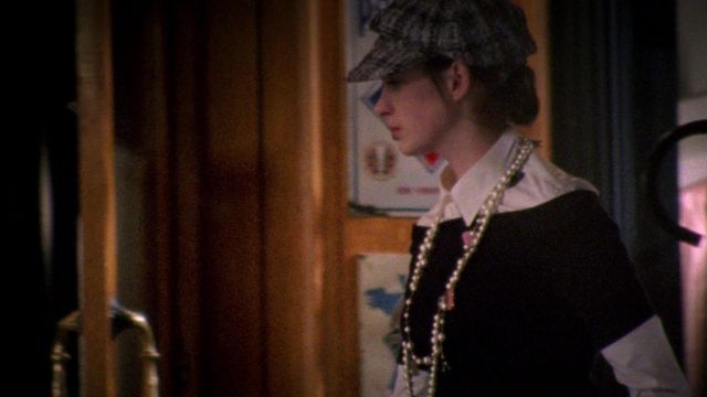 Le pull noir échancré de Andrea Sachs (Anne Hathaway) dans Le Diable s'habille en Prada