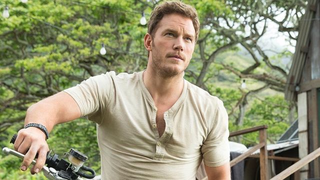 the t-shirt Owen Grady (Chris Pratt) in Jurassic World