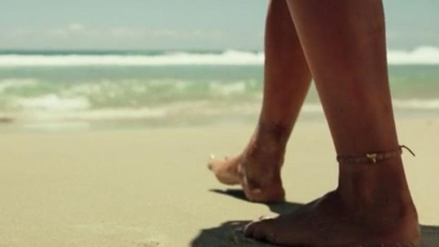 The chain ankle of Nancy in The Shallows (Instinct of survival)
