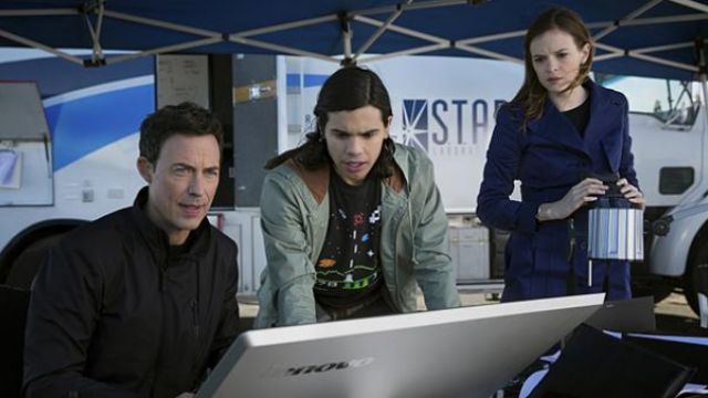 Le t-shirt "Astromash" porté par Cisco Ramon (Carlos Valdes) dans The Flash S01E01