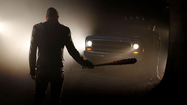 The bat "Lucille" the Drinker of Blood" of Negan (Jeffrey Dean Morgan) in The Walking Dead S07E01