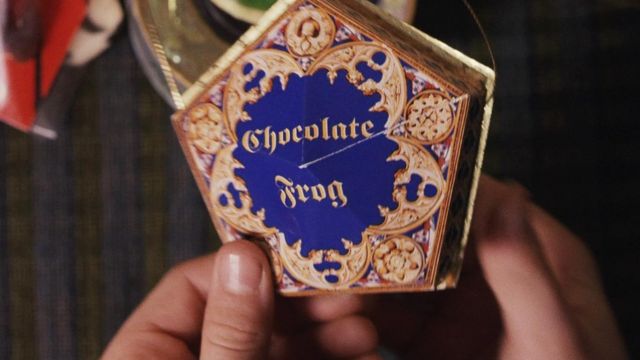 La boite de Chocogrenouille découverte par Harry Potter (Daniel Radcliffe) dans Harry Potter à l'école des sorciers