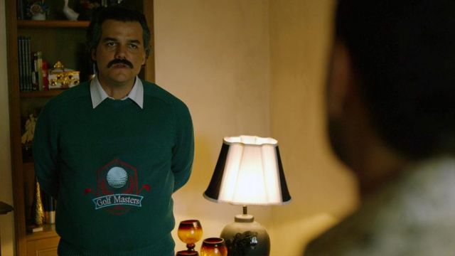 Le sweatshirt Golf Masters vert de Pablo Escobar (Wagner Moura) dans Narcos (Saison 2 Épisode 6)