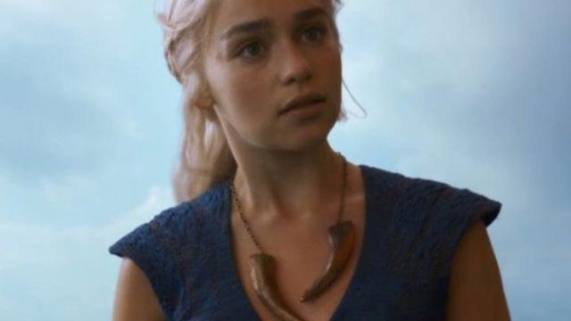 The necklace Daenerys Targaryen (Emilia Clarke) in Game of Thrones